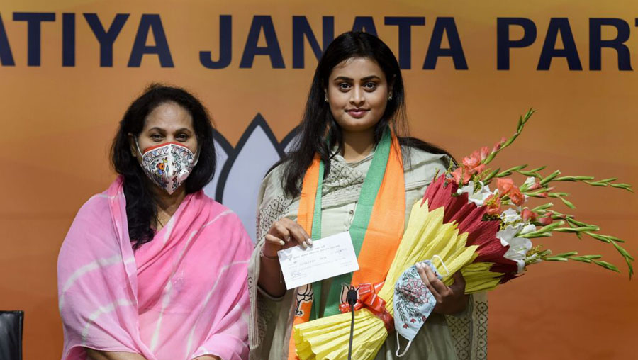 Daughter of ex-union minister Digvijay Singh joins BJP