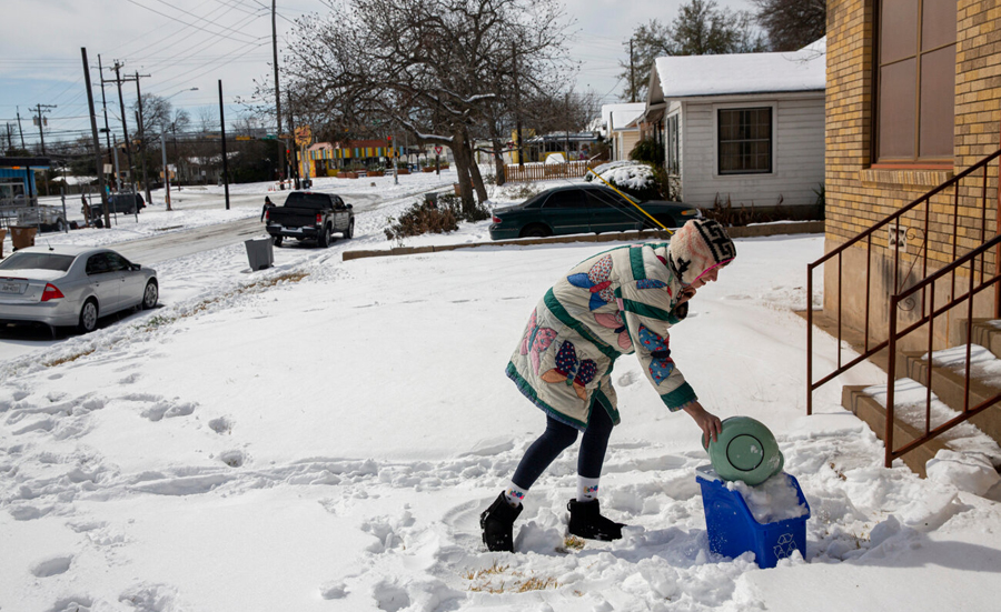 Snowstorm disrupts normal life across US