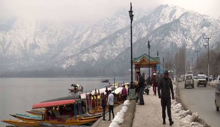 Snow capped Kashmir Valley attracts tourists
