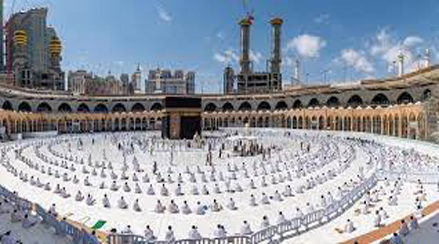 How carpets in Grand Mosque in Mecca being senatized and perfumed 24 hours
