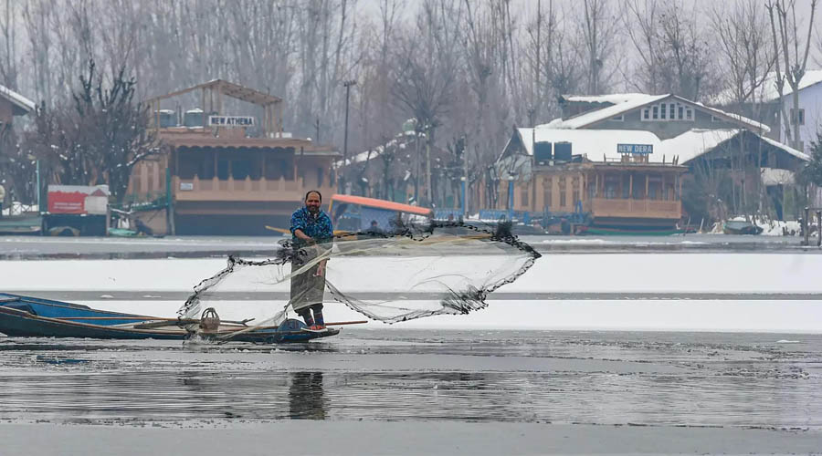 Temp dips to minus 2.5 in Kashmir, lakes and ponds freeze
