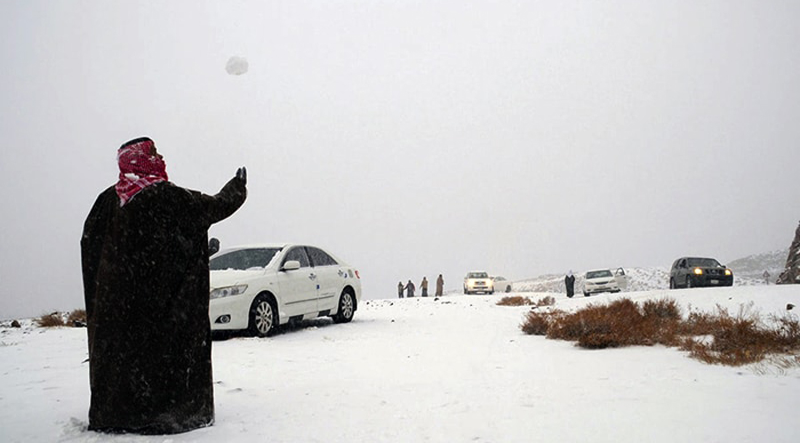 1st snowfall of the year in Saudi Arabia's Alqariyatu
