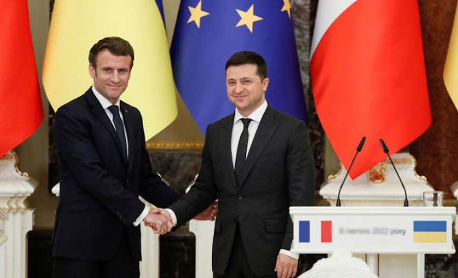 France's Macron calls for calm to resolve Ukraine crisis