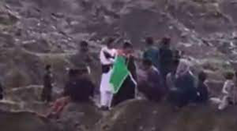 Taliban beat a boy for carrying the Afghan national flag