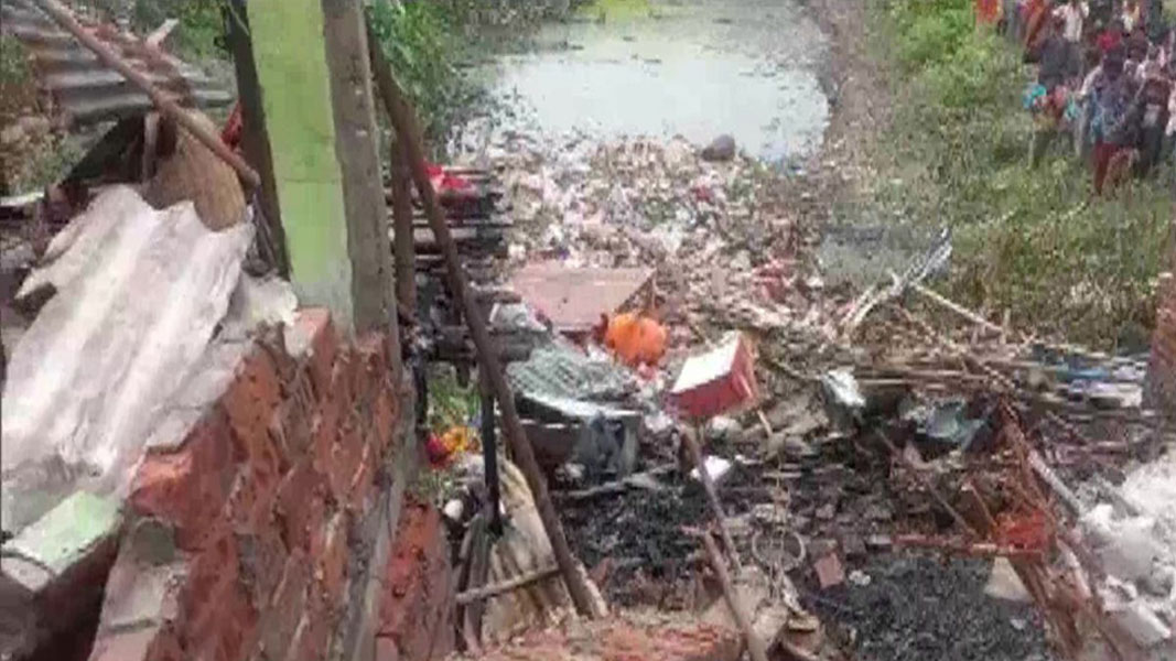 House collapses in Bihar's Chhapra due to explosion, six dead