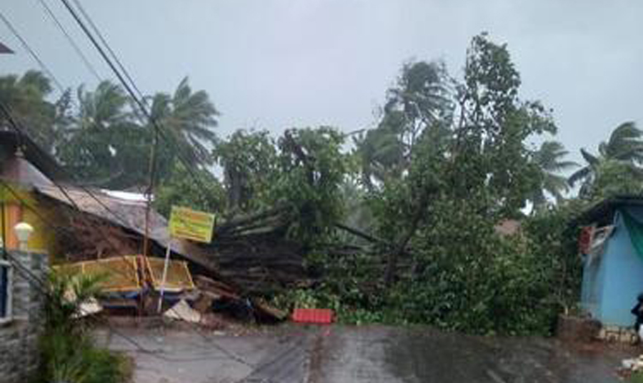 Cyclonic storm lashes Chalakudy in Thrissur, damages houses