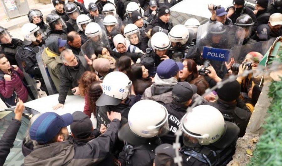 Turkish police detain protesters at anti-violence rally