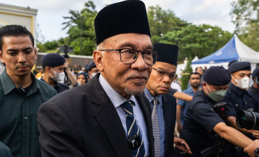 Anwar Ibrahim sworn in as tenth Malaysian prime minister