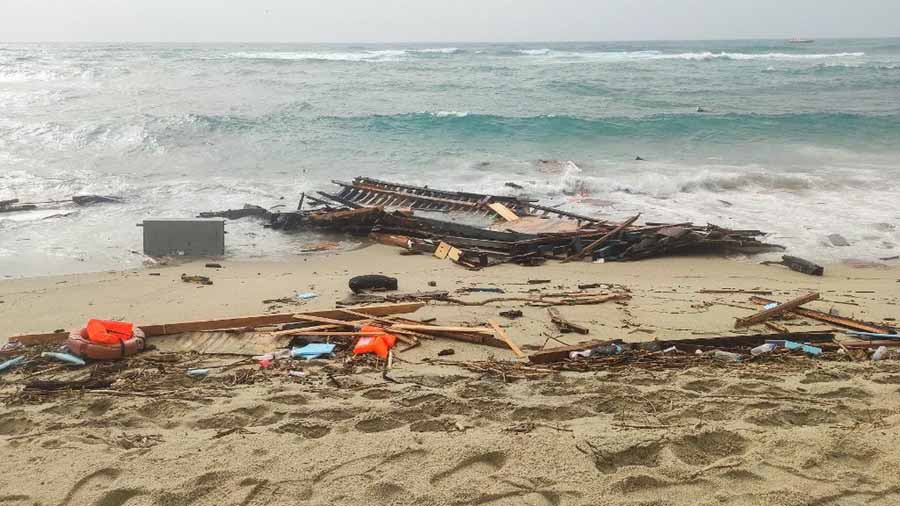 59 migrants die in boat wreck off Italy