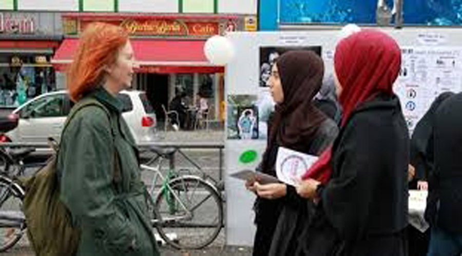 Berlin to allow Muslim teachers to wear headscarves